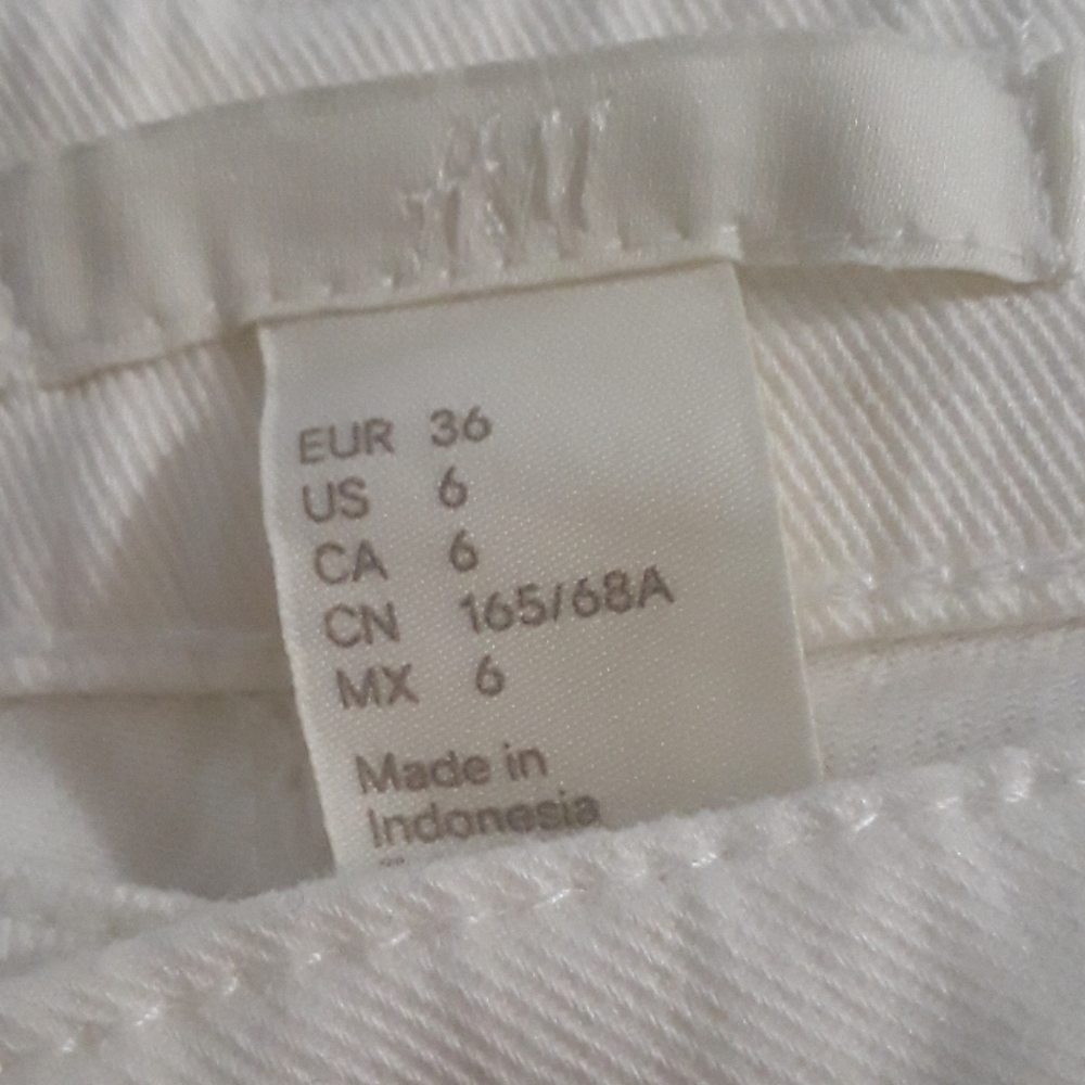 Roll hem shorts - Picture 2 of 3